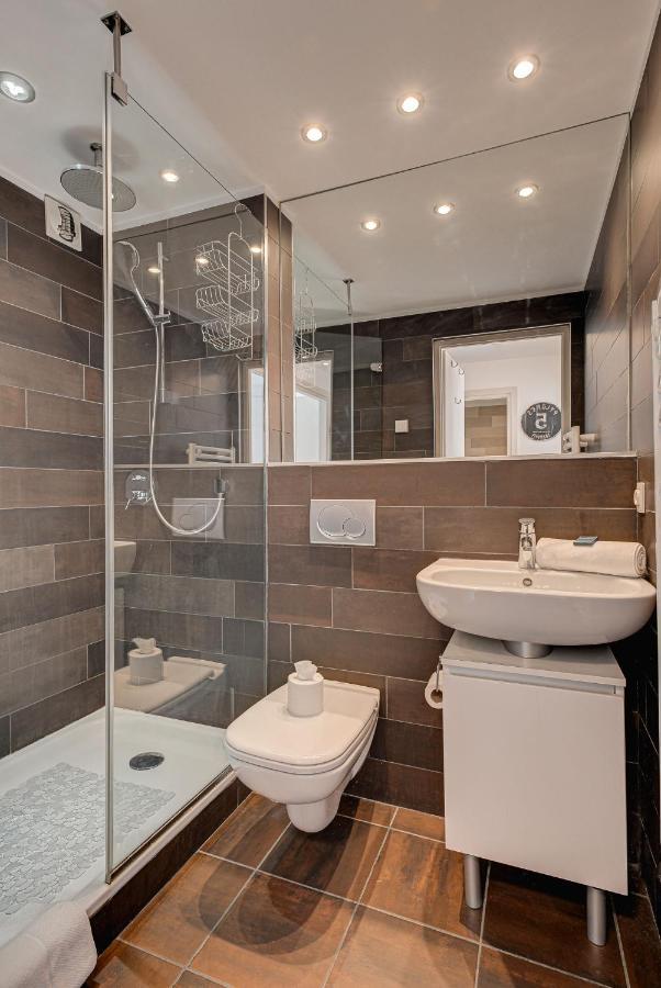 Apartment Cosmiques - Alpes Travel - Central Chamonix - Sleeps 4 Buitenkant foto